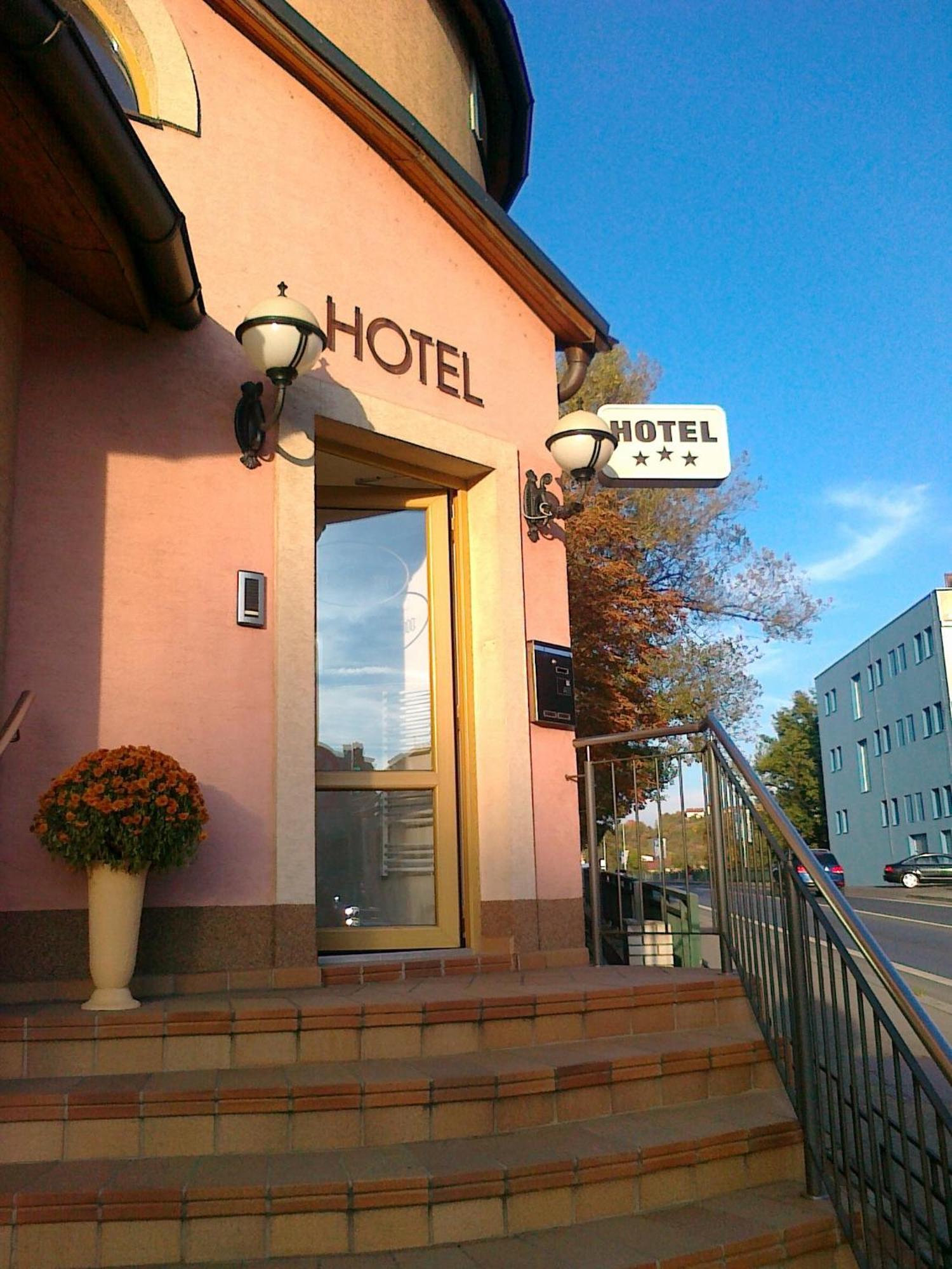 Family Hotel Maxim Beroun  Exterior foto
